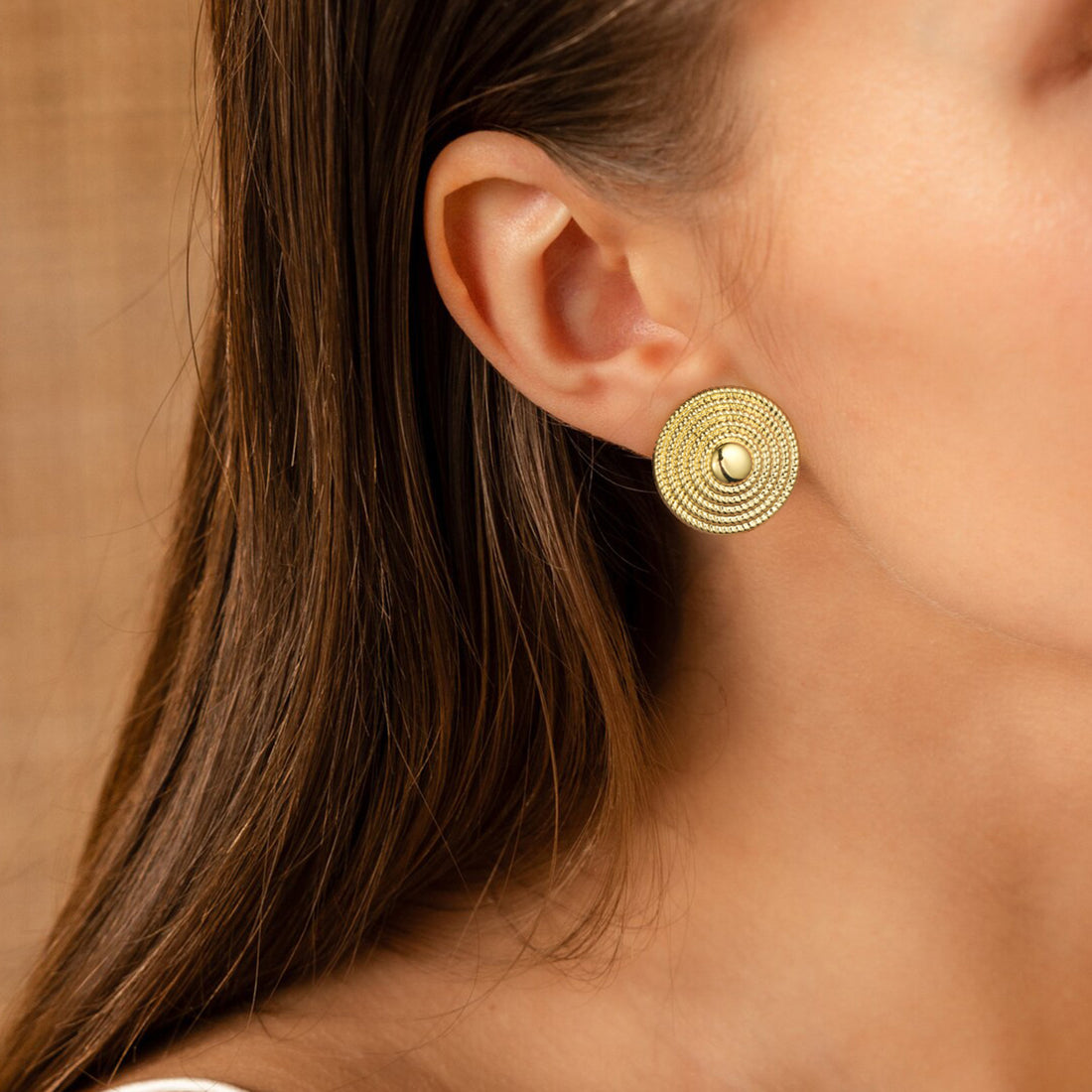 Golden, disc-shaped pleated earrings
