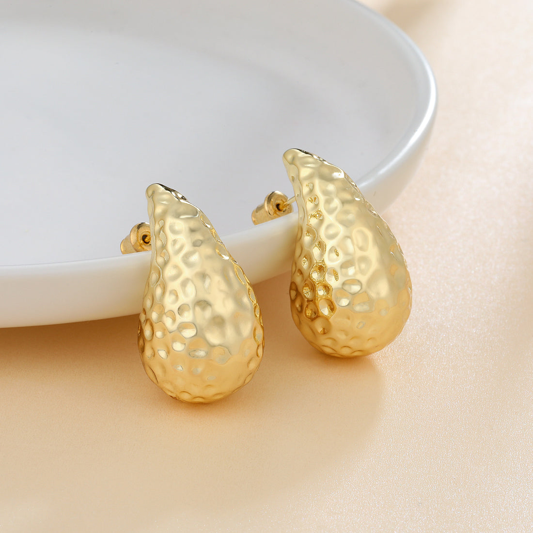 Golden, pendant-shaped earrings